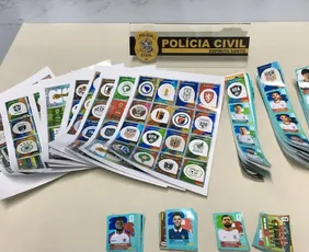 Imagem ilustrativa da imagem Polícia apreende 1.025 figurinhas da Copa supostamente falsificadas em Guaçuí