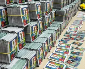 Imagem ilustrativa da imagem Polícia apreende 200 mil figurinhas falsificadas do álbum da Copa no RJ
