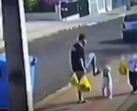 Imagem ilustrativa da imagem Polícia prende pai flagrado chutando filha de três anos no PR