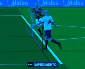 Imagem ilustrativa da imagem Por que o impedimento semiautomático do Brasileirão não é igual ao da Copa