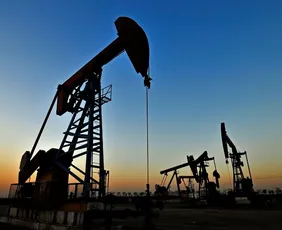 Imagem ilustrativa da imagem Preço do petróleo sobe 2% com volta de ataques entre EUA e Irã