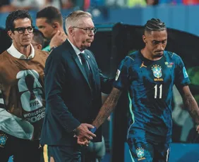 Imagem ilustrativa da imagem Raphinha promete retorno rápido após lesão: 'amo vestir a camisa da seleção'