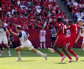 Imagem ilustrativa da imagem Reserva salva, Canadá busca empate com a Bósnia e Herzegovina e pontua pela 1ª vez