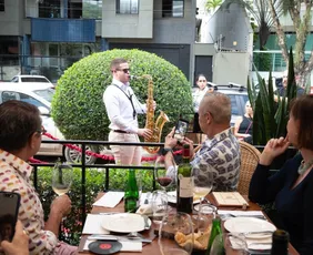 Imagem ilustrativa da imagem Restaurante celebra cultura da França com música, dança e almoço em Vitória