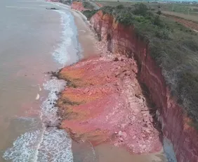 Imagem ilustrativa da imagem Risco de deslizamento de falésia interdita praia