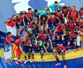 Imagem ilustrativa da imagem Saiba por que pódio da Espanha teve outras bandeiras além da vermelha e amarela