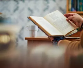 Imagem ilustrativa da imagem Sorteio de livros de romance e fantasia para assinantes de A Tribuna