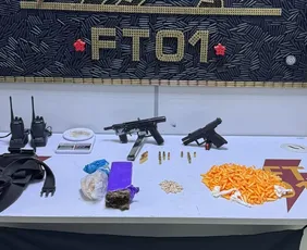 Imagem ilustrativa da imagem Submetralhadora e pistola são apreendidas pela Polícia Militar em Vitória