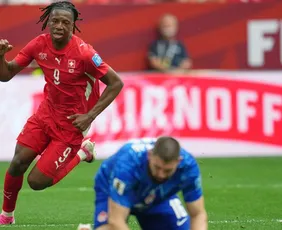 Imagem ilustrativa da imagem Suíça vence, fica na liderança do Grupo B e empurra Canadá para ser visitante