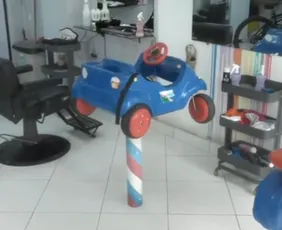 Imagem ilustrativa da imagem Suspeito invade barbearia e causa prejuízo de R$ 15 mil em Vila Velha