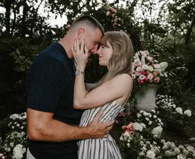 Imagem ilustrativa da imagem Taylor Swift e Travis Kelce devem proibir até celulares de policiais em casamento