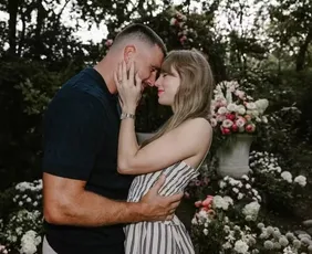Imagem ilustrativa da imagem Tia de Taylor Swift revela detalhes do casamento da cantora com Travis Kelce