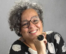 Imagem ilustrativa da imagem “Toca Maria Bethânia Pra Ela”: romance-álbum homenageia Bethânia