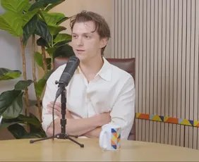 Imagem ilustrativa da imagem Tom Holland sobre luta contra alcoolismo