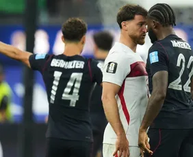 Imagem ilustrativa da imagem Turquia marca no último lance, vence os EUA e se despede da Copa com vitória