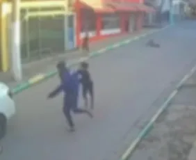 Imagem ilustrativa da imagem VÍDEO | Homem desce de táxi e tenta sequestrar criança no meio da rua em SP