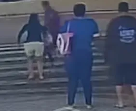 Imagem ilustrativa da imagem VÍDEO | Idoso e neta são atropelados por moto em Guarapari