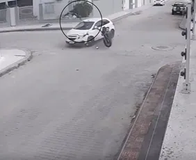 Imagem ilustrativa da imagem VÍDEO: Motociclista é arremessado no ar após colidir com carro em cruzamento no ES