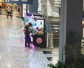 Imagem ilustrativa da imagem VÍDEO: homem é preso após furtar dinheiro de máquinas em shopping na Praia da Costa
