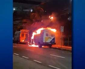 Imagem ilustrativa da imagem Viatura do batalhão de trânsito é atingida por incêndio em Vila Velha
