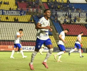 Imagem ilustrativa da imagem Vitória vence clássico e assume a liderança na Série D