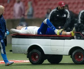 Imagem ilustrativa da imagem Zagueiro do Inter se manifesta após causar fratura em Gabriel Pec, do Cruzeiro