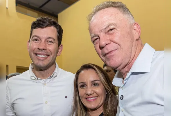 Emanuela Pedroso entre Arnaldinho Borgo e Renato Casagrande