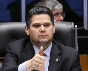 Imagem ilustrativa da imagem Alcolumbre destrava tramitação do fim da escala 6x1 após encontro com Lula