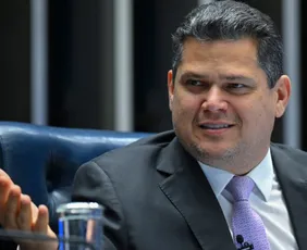 Imagem ilustrativa da imagem Alcolumbre envia PEC do fim da escala 6x1 para CCJ do Senado