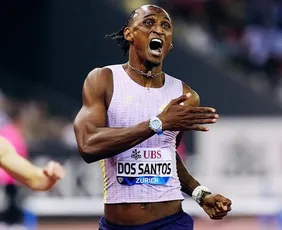 Imagem ilustrativa da imagem Alison dos Santos quebra recorde mundial dos 400m com barreiras