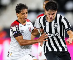 Imagem ilustrativa da imagem Athletico vence Botafogo no Rio com show de Viveros e cola no Flamengo