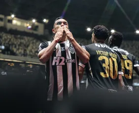 Imagem ilustrativa da imagem Atlético empata com o Bragantino nos acréscimos e avança na Sul-Americana