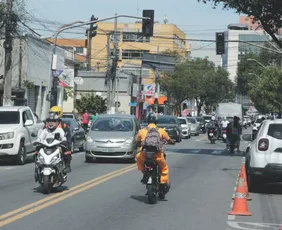 Imagem ilustrativa da imagem Bikes elétricas dividem espaço com carros e exigem mais atenção no trânsito