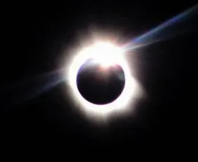 Imagem ilustrativa da imagem Brasileiros poderão ver eclipse solar por transmissão na internet