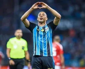 Imagem ilustrativa da imagem Carlos Vinícius decide Gre-Nal, e Grêmio avança à semi da Copa do Brasil