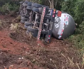 Imagem ilustrativa da imagem Carreta com produtos químicos tomba e complica trânsito na BR-101
