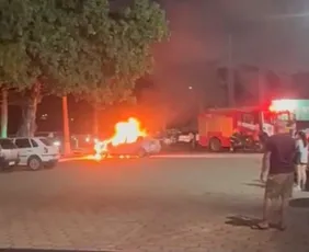 Imagem ilustrativa da imagem Carro pega fogo em estacionamento de clube e assusta moradores