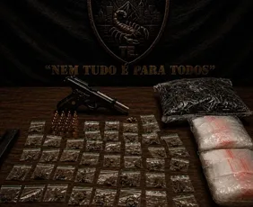 Imagem ilustrativa da imagem Casal de moto é abordado e polícia descobre drogas e arma em Vitória