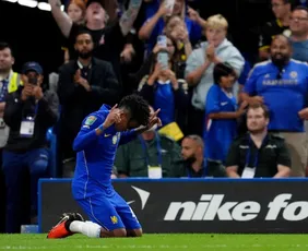 Imagem ilustrativa da imagem Chelsea bate Luton Town, conta com Estêvão e avança na Copa da Liga