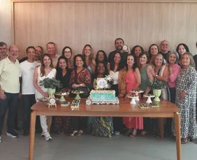 Imagem ilustrativa da imagem Colegas de turma têm encontro emocionante 40 anos após formatura