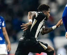 Imagem ilustrativa da imagem Cruzeiro e Atlético-MG empatam em noite de golaços e queda feia no Mineirão