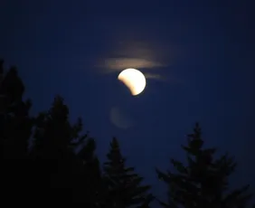 Imagem ilustrativa da imagem Eclipse lunar parcial poderá ser visto de todo o Brasil nesta quinta e sexta-feira
