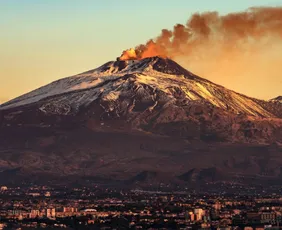 Imagem ilustrativa da imagem Erupção do vulcão Etna provoca suspensão de voos em aeroporto da Sicília, na Itália