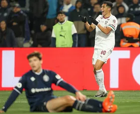 Imagem ilustrativa da imagem Fluminense supera expulsão e polêmica, elimina Rivadavia nos pênaltis e avança