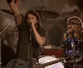 Imagem ilustrativa da imagem Foo Fighters anuncia dois shows no Brasil em 2027 com turnê 'Take Cover'