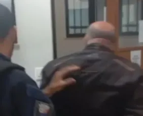 Imagem ilustrativa da imagem Homem é preso em Vitória após fingir ser policial e ameaçar ex