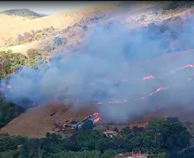 Imagem ilustrativa da imagem Incêndio atinge região de mata em Cariacica