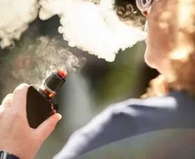 Imagem ilustrativa da imagem Na onda dos vapes, geração Z fuma mais e pode pressionar gastos com saúde