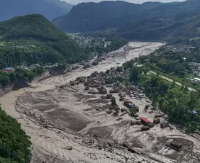 Imagem ilustrativa da imagem Novo rompimento de lago ameaça operações de resgate no Nepal; mortos vão a 543