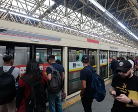 Imagem ilustrativa da imagem Passageiros enfrentam lotação e trânsito trava vias durante greve de trens em SP